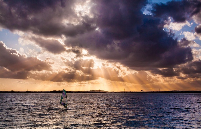 WINDSURFING AND STAND-UP PADDLE SURFING (SUP)